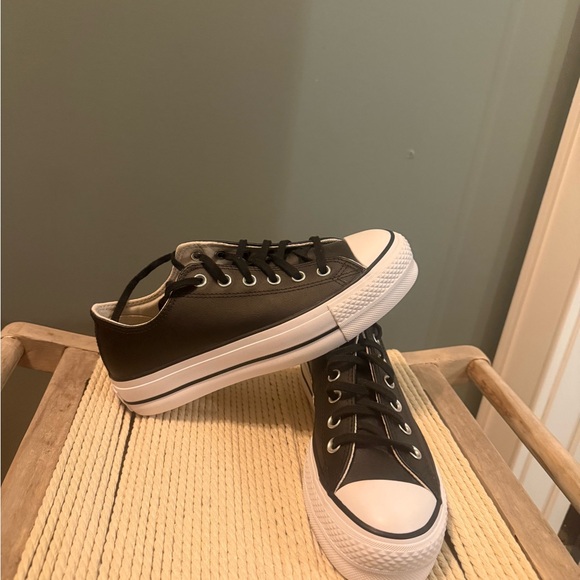 Brand NWOT Size 8 Leather Converse Chuck Taylor All Star Lift sneaker. - Picture 6 of 9
